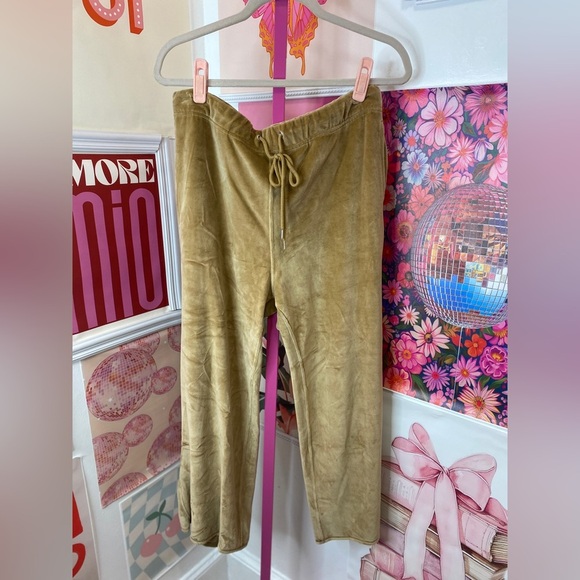 NWOT NILI LOTAN
Daphne Velour Wide-Leg Sweatpants in camel color - Picture 6 of 10
